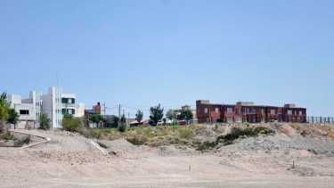 En el barrio Terrazas de Neuquén se identificaron 28 frentistas que avanzaron con su construcción sobre terrenos fiscales aledaños. Foto Florencia Salto.