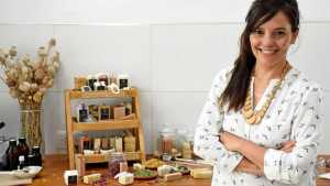 Por un problema de piel creó una línea de cosmética natural que busca cuidar el ambiente