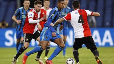 Marco Senesi abrió la cuenta en el clásico, pero lo hizo en contra de su propio arco.