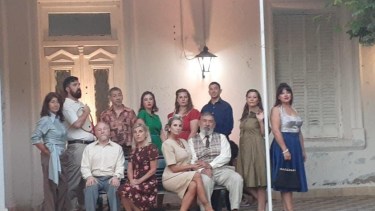 "Un almuerzo argentino", la obra de Bernardo Cappa, con dirección de Silvana Feliziani y gran elenco local, se presenta este domingo en doble función.