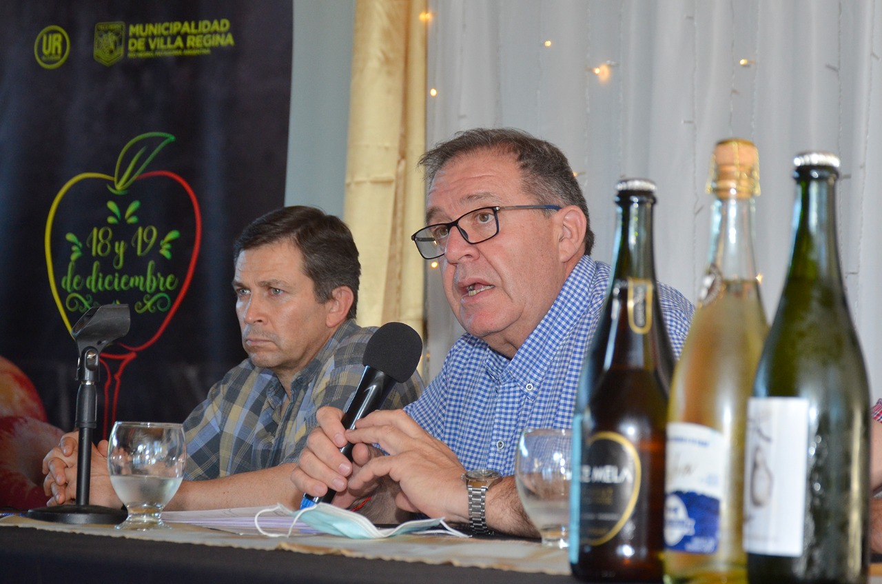 El intendente Orazi, junto al secretario de Fruticultura, Facundo Fernández, anunciaron la Fiesta de la Sidra. (Foto Néstor Salas)