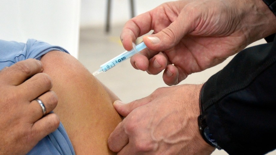 En los vacunatorios aplicarán primeras y segundas dosis en niños, adolescentes y mayores de 18 años.