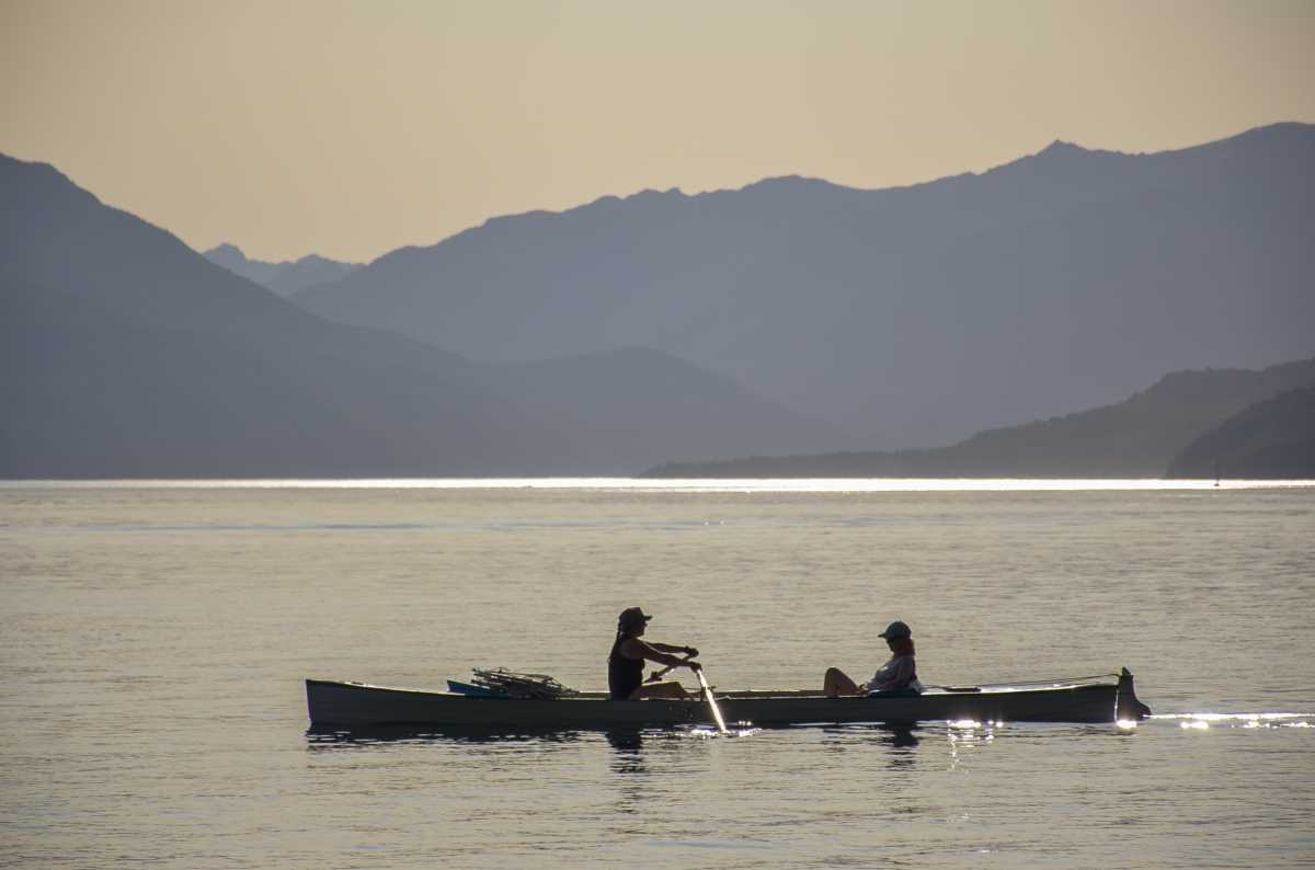 A remar el lago Lácar en Playa Bonita y la Islita. Foto: Patricio Rodríguez. 