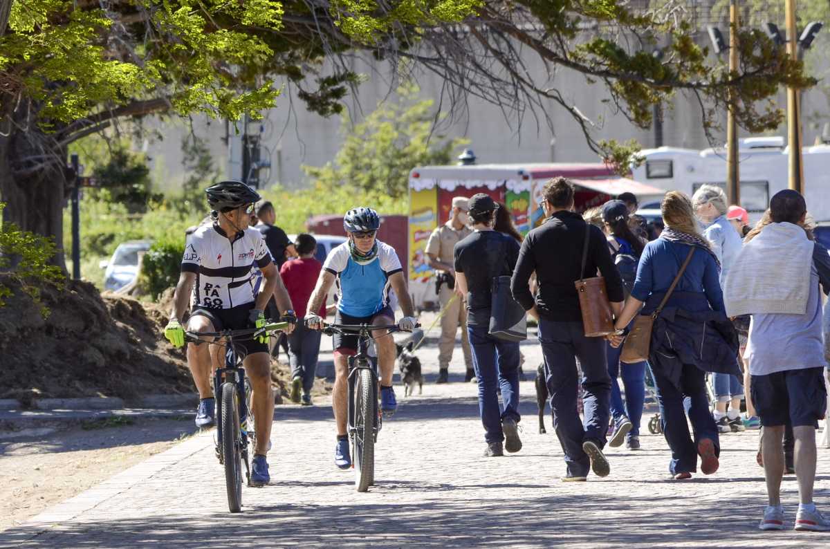 Favorecer a los peatones y ciclistas es uno de los objetivos del estacionamiento medido en San Martín de los Andes. (Foto Archivo Patricio Rodríguez)