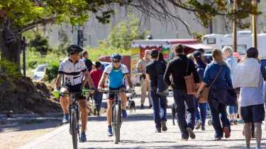 Favorecer a los peatones y ciclistas es uno de los objetivos del estacionamiento medido en San Martín de los Andes. (Foto Archivo Patricio Rodríguez)