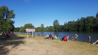 Las aguas del río Negro son aptas para el uso recreativo en el balneario de Huergo. (Foto Néstor Salas)
