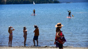 Con el calor, la playa Bahía Serena convocó ayer residentes y visitantes. Foto: Alfredo Leiva. 