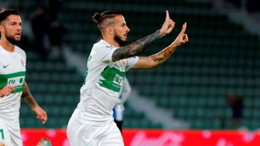 Darío Benedetto es uno de los argentinos que forma parte del Elche, otro de los equipos complicados por el coronavirus.