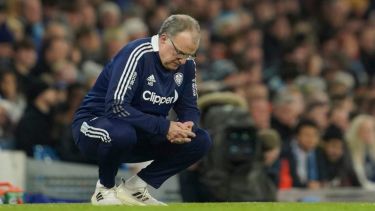 Una imagen vale más que mil palabras. Bielsa resignado en el partido de hoy contra Manchester City. 