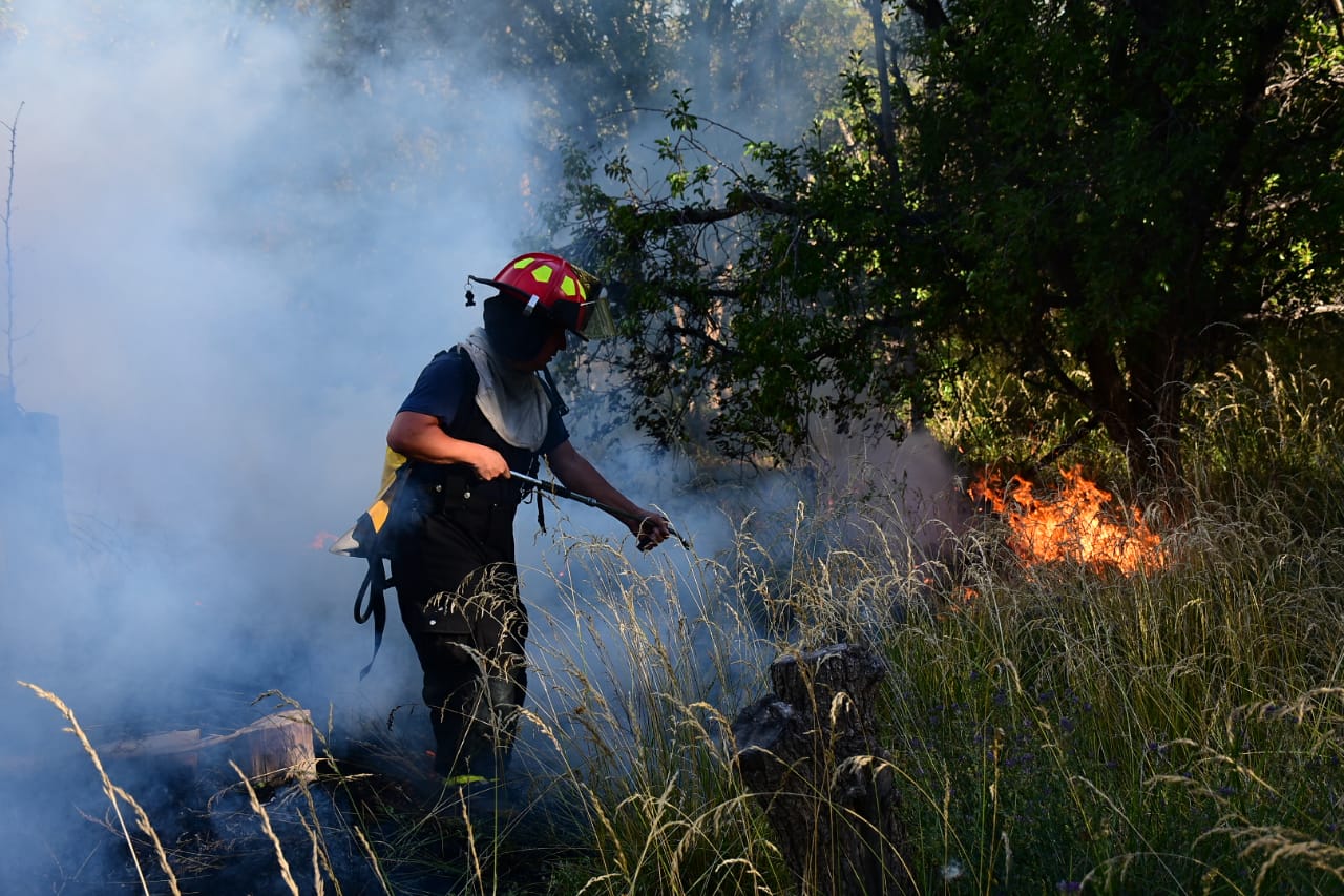 Bomberos voluntarios trabajaron para sofocar el fuego de dos incendios en Roca. Fotos Andrés Maripe.