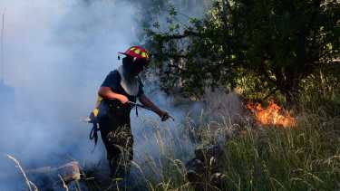 Bomberos voluntarios trabajaron para sofocar el fuego de dos incendios en Roca. Fotos Andrés Maripe.