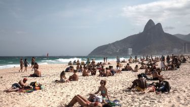 "La amenaza de promover el turismo antivacunas constituyen un riesgo inminente inequívoco", aseguró el magistrado.