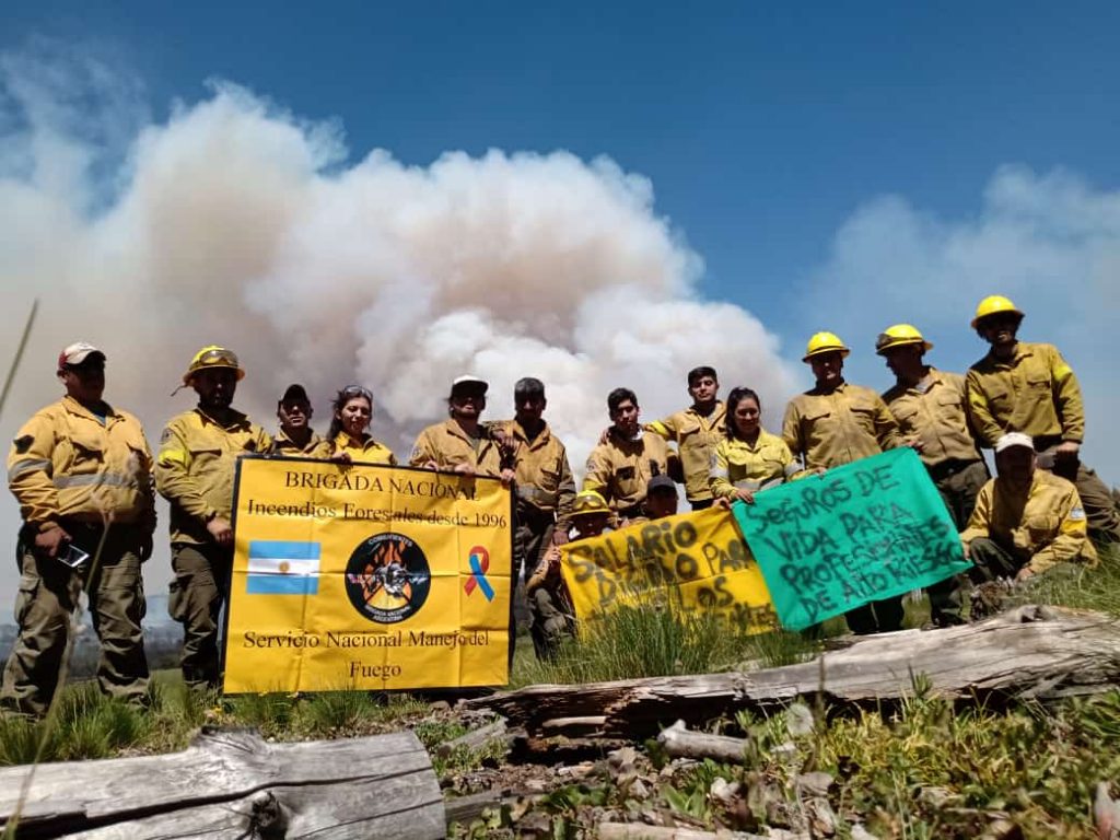 Brigadistas del sistema de manejo de fuego piden salario digno y que se lo considere trabajo de riesgo. Foto: Info Chucao
