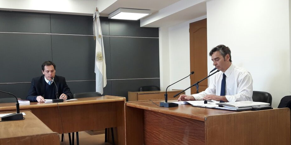 El juez de juicio Bernardo Campana (a la izquierda) redactó el voto que sostiene la sentencia condenatoria, en la que se desestimó la teoría del fiscal de El Bolsón Francisco Arrien (a la derecha). (foto de archivo)