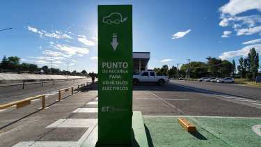 En Plottier funciona el primer cargador para autos eléctricos de una estación de servicio.