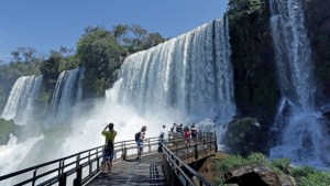 Antonella Roccuzzo y sus hijos viajaron a las Cataratas del Iguazú mientras Lionel Messi se prepara para Qatar 2022