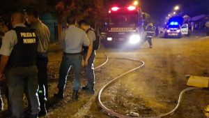 Vecinos salvaron a un hombre del incendio de su vivienda en Centenario