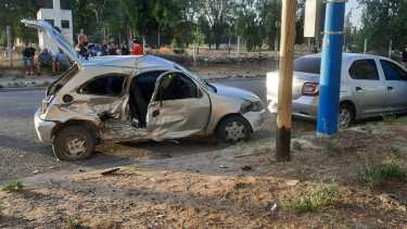 El vehículo del policía recibió el impacto de lleno en la parte trasera. (foto: gentileza)