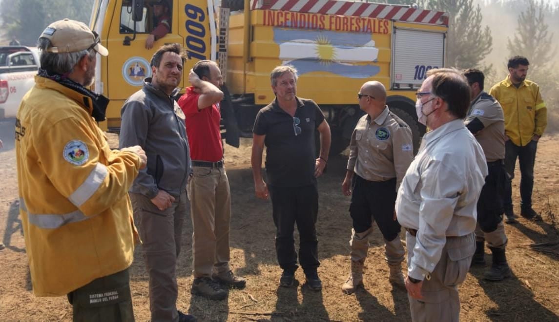 El ministro de Ambiente de la nación, Juan Cabandié, estuvo días atrás en la zona del incendio de la Comarca Andina y se reunió con los intendentes de El Hoyo y Lago Puelo. Foto: Gentileza