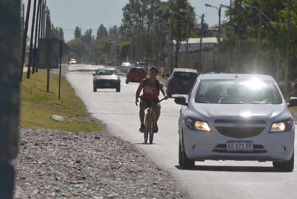 Los ciclistas podrán tener calle exclusiva desde Plottier a Neuquén (Yamil Regules)