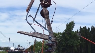 Colectivo chocó un poste de media tensión y dejó a todo Chichinales sin electricidad