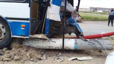Un colectivo chocó un poste y dejó a todo Chichinales sin luz. (Foto gentileza)