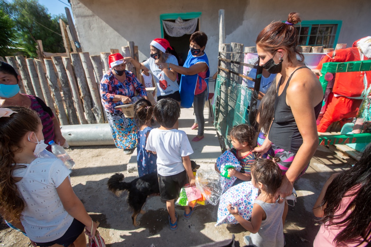 Navidad solidaria en barrio Nuevo. Foto: archivo Juan Thomes.