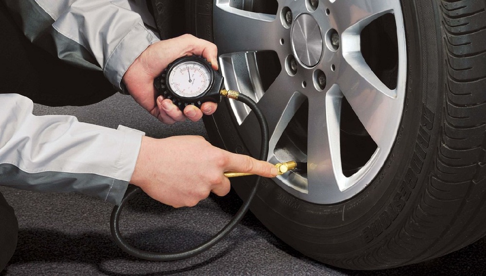 La presión de los neumáticos siempre hay que medirla en frío. Foto Archivo.