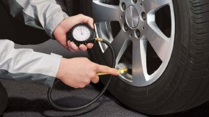 Cuál es la presión de neumáticos ideal para viajar en la ruta y para meter el auto en la arena