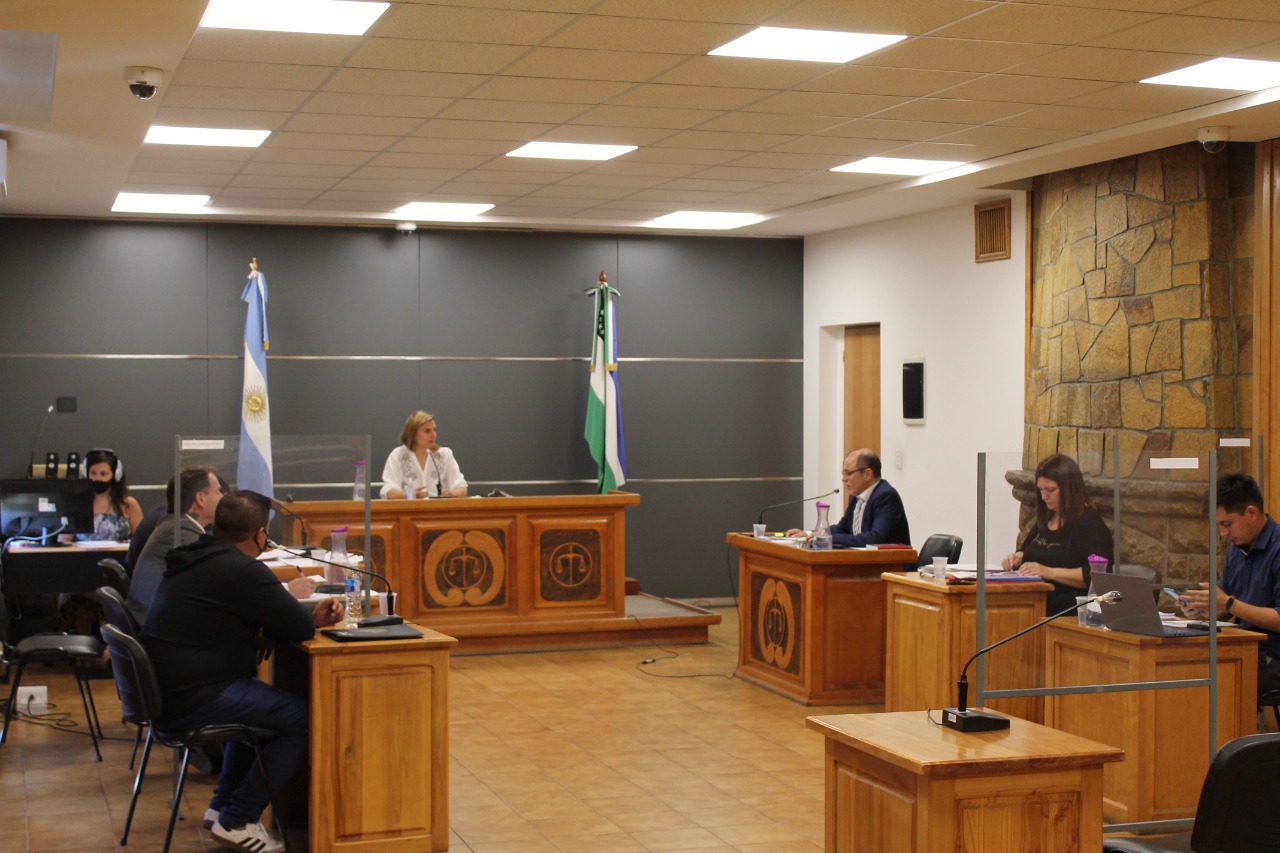 El fiscal Guillermo Lista relató los hechos que se le atribuyeron al policía acusado en la primera audiencia del juicio que comenzó este miércoles en Bariloche. (foto gentileza)