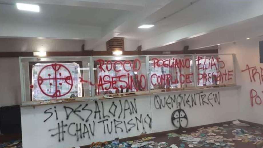 Los atacantes pintaron la oficina con aerosol. Foto: gentileza