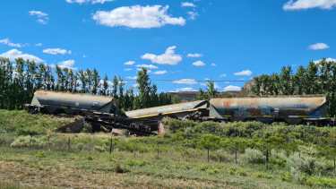 La alcantarilla cedió e hizo que se volcara uno de los vagones de la formación. (Foto Néstor Salas)