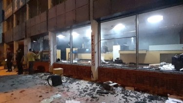 Los daños en la planta baja del diario El Chubut fueron totales. Foto: El Chubut.