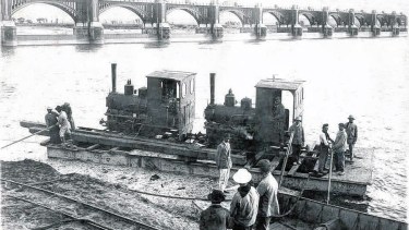 El 16 de marzo de 1910 se colocó la piedra fundacional. Del acto participó el ministro de Obras Públicas de la Nación, Ezequiel Ramos Mexía. (FOTOS: Museo Paraje Confluencia-Archivo Histórico Municipal)