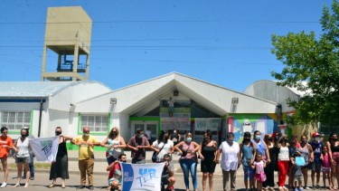 La comunidad educativa frente a la Escuela N° 349 de Viedma. Fotos: Marcelo Ochoa.