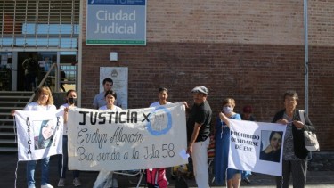 Familiares y amigos siguieron el juicio en la puertas de los tribunales de Roca. (foto: archivo)