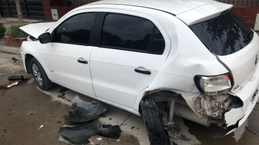 Así quedó el vehículo que se encontraba estacionado. Foto Gentileza.