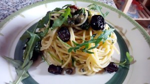 Date un gustazo: fideos con aceitunas, alcaparras y anchoas
