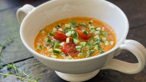 Juliana López May nos comparte su receta de gazpacho de tomates asados