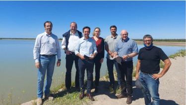 La delegación del instituto alemán y funcionarios en la Laguna de Retención, uno de los lugares evaluados como aptos para asentamientos. Foto: Gentileza