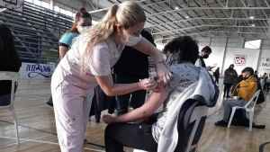 El Gobierno eliminó el aislamiento para contactos estrechos asintomáticos y vacunados