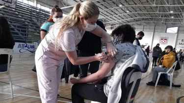 El Gobierno eliminó el aislamiento para contactos estrechos asintomáticos y vacunados