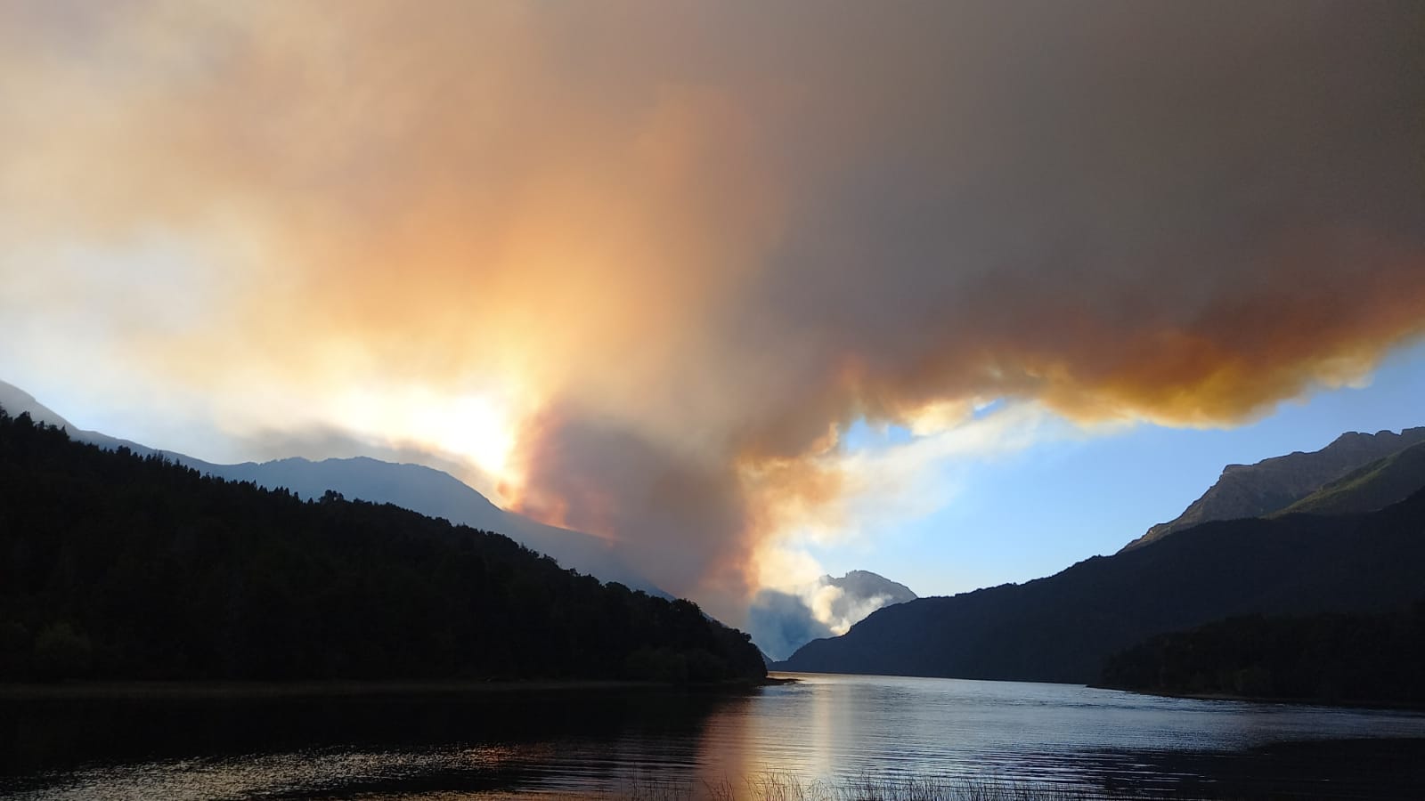 El fuego avanza en la zona de los lagos Martin y Steffen, a unos 65 kilómetros al sur de Bariloche. (Foto archivo)