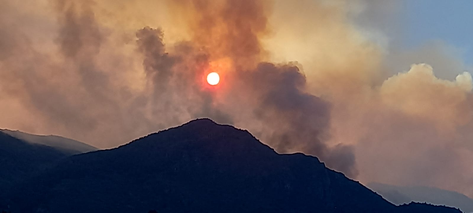 El fuego alcanzó ayer la cumbre del cerro Santa Elena, que divide el lago Steffen del río Manso. (foto gentileza)