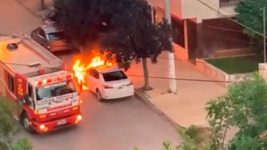 Cerca de las 6 de la mañana se declaró un nuevo incendio de un vehículo en Regina, a metros de la sede policial más importante de la ciudad. 