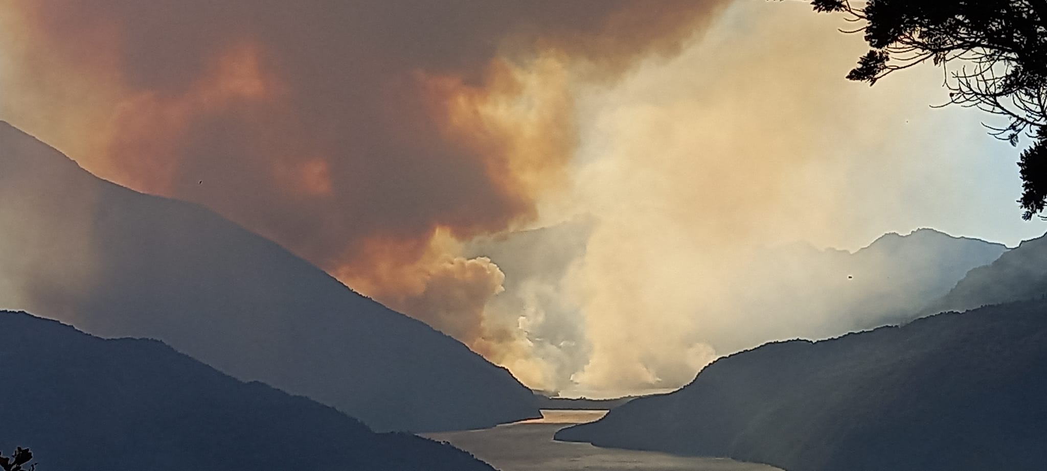 El fuego avanza por el cerro Santa Elena hacia el lago Steffen impulsado por los vientos y las altas temperaturas. (Foto gentileza Rubén Figueroa)