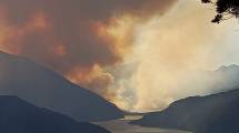 Imagen de Se intensificó el incendio forestal en la zona del lago Martin