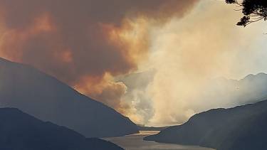 El fuego avanza por el cerro Santa Elena hacia el lago Steffen impulsado por los vientos y las altas temperaturas. (Foto gentileza Rubén Figueroa)