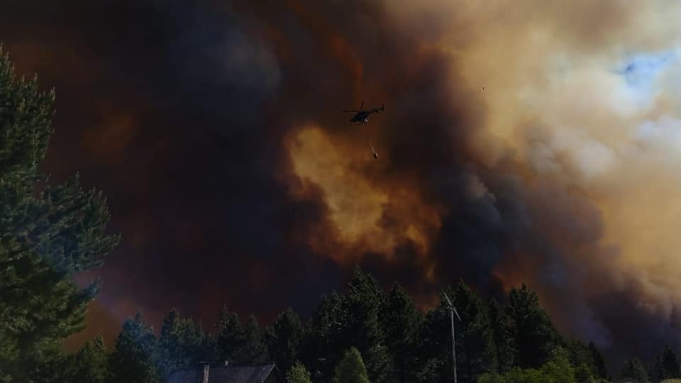 El incendio ya alcanzó 400 hectáreas, la mayoría de bosques nativos. Foto: Bomberos voluntarios  Aluminé.