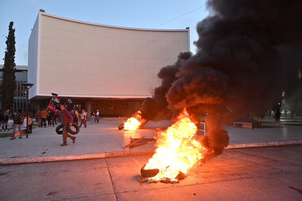 Las manifestaciones fueron reprimidas por la policía. Foto gentileza diario Jornada. 
